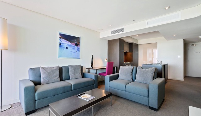 Swainson at Embassy - 917