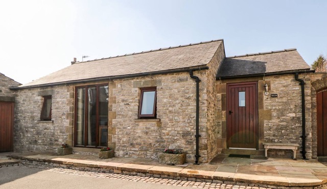 SWALLOW BARN, pet friendly, character holiday cottage in Priestcliffe
