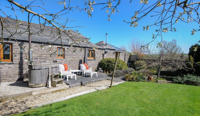 SWALLOW BARN, romantic, with hot tub in St Kew