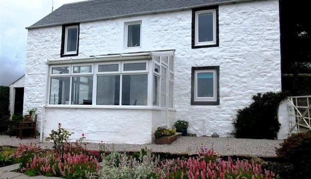 Swallow Cottage - a cottage that sleeps 6 guests in 3 bedrooms