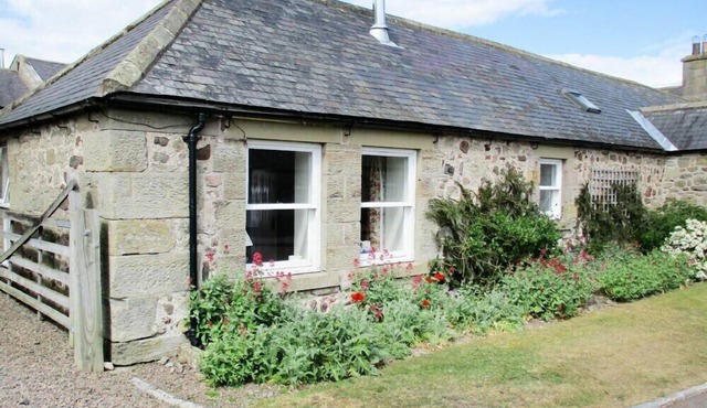 SWALLOW COTTAGE (NR POWBURN), country holiday cottage in Powburn