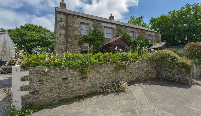 SWALLOW COTTAGE, pet friendly, with open fire in Mawgan-In-Meneage