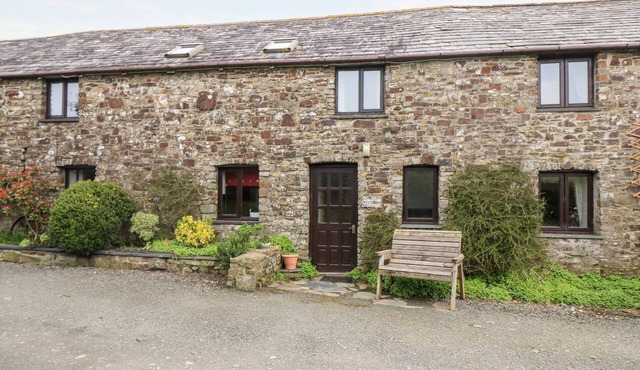 SWALLOW COTTAGE, pet friendly, with a garden in Bude