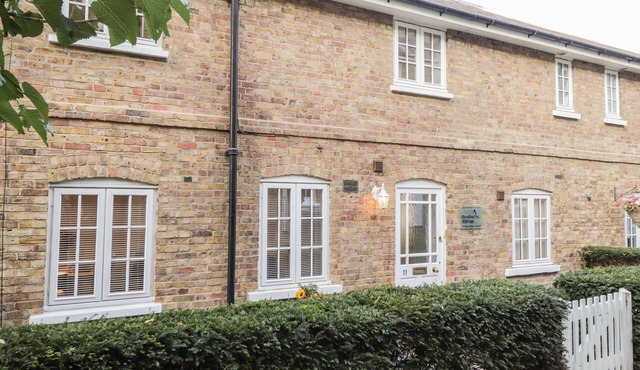 SWALLOW COTTAGE, pet friendly, with a garden in Herne Bay