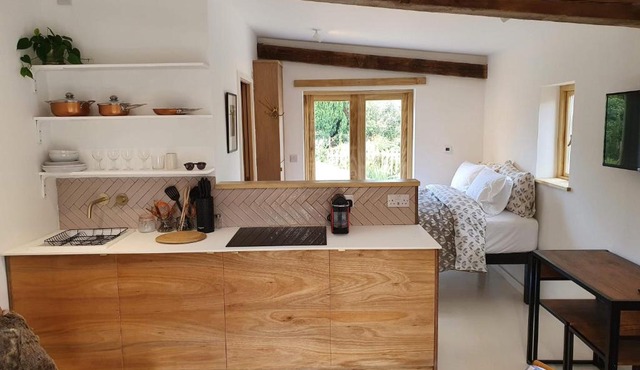 Swallow Studio - Private rural retreat with expansive garden