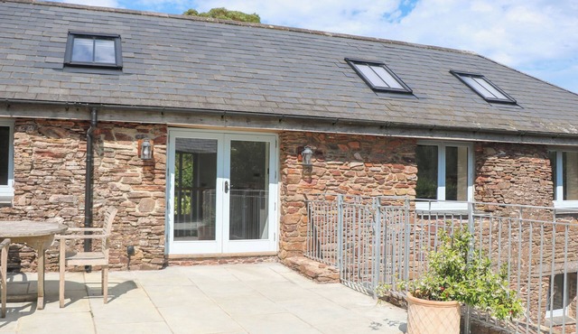 SWALLOWS BARN, character holiday cottage, with a garden in Dartmouth