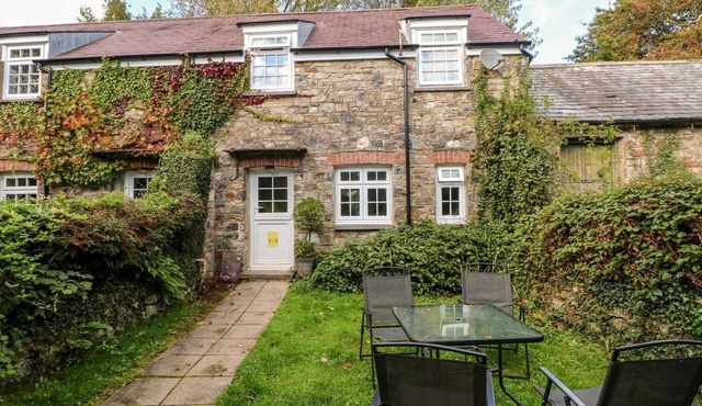 SWALLOWS COTTAGE, pet friendly, with a garden in Maenclochog