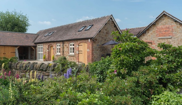 SWALLOWS COTTAGE, family friendly, luxury holiday cottage in Harley