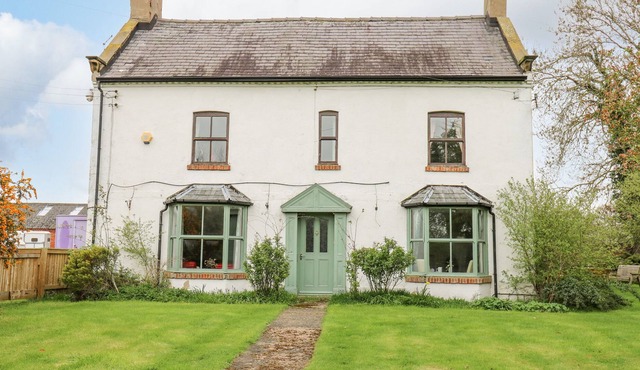 SWALLOWS FARM, character holiday cottage in Stainforth, Doncaster