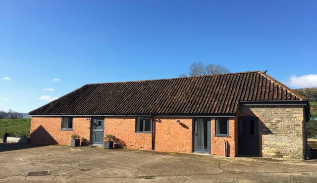 SWALLOWS NEST, pet friendly, with hot tub in Sturminster Newton