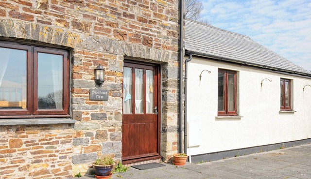 SWALLOWS NEST, character holiday cottage, with a garden in Launceston