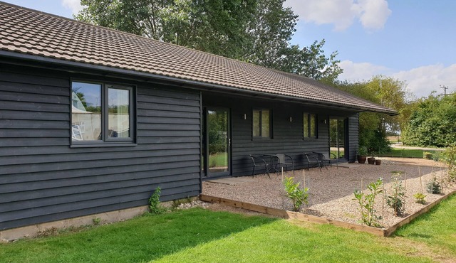 Swallows Nest, Cottage, Fishing Lakes Nr Cleethorpes, Adults Only Pet Friendly