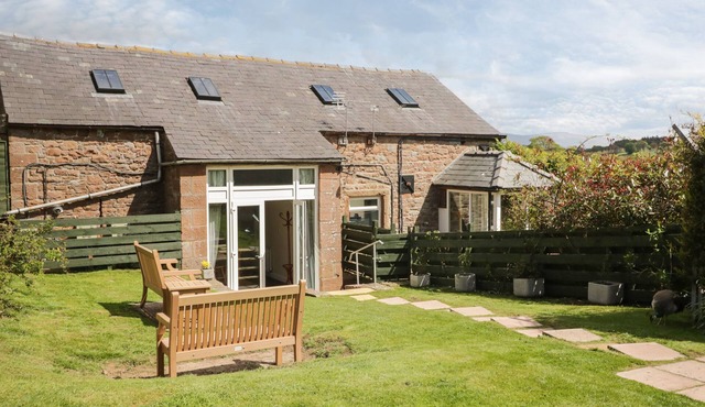 SWALLOWS NEST, pet friendly, character holiday cottage in Armathwaite
