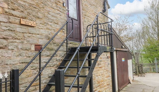 SWALLOWS NEST, romantic in Sutton Near Macclesfield