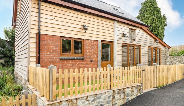 SWALLOWS REST, pet friendly, luxury holiday cottage in Montgomery