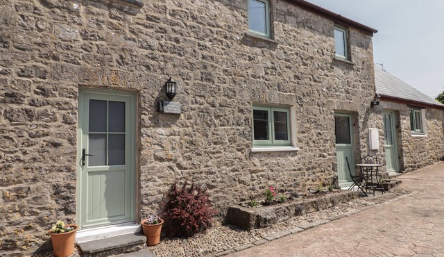 SWALLOWS RETREAT, pet friendly, character holiday cottage in Carew