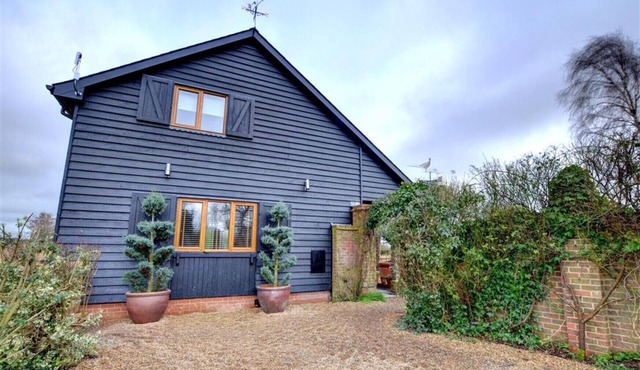 Swallows Return - Three Bedroom House, Sleeps 6