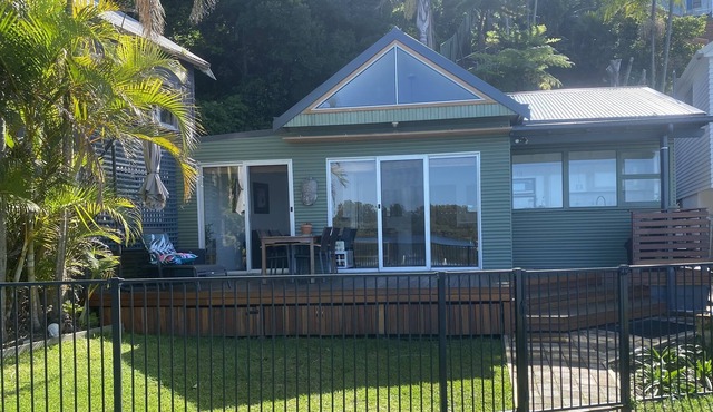 Swan Bay Hideaway Cottage at Marks Point