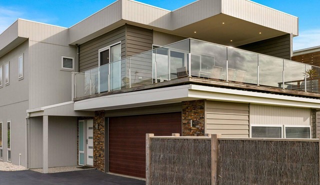 Swan Bay Views - sleeps 13