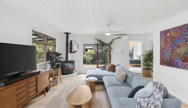 Swan Beach Shack; 3 bedroom, Sleeps 7, Beach, Walking Tracks, Serene