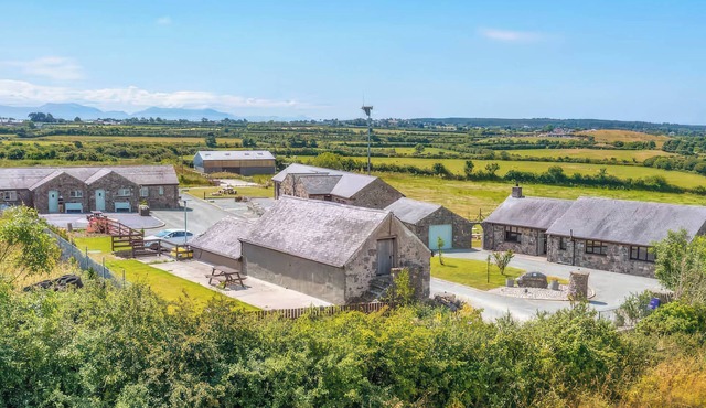 SWAN COTTAGE, pet friendly, with a garden in Llangaffo