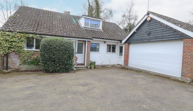 SWAN DYKE COTTAGE, pet friendly, country holiday cottage in Horning