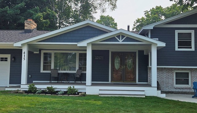 Swan Float Inn- Perfect Location- Beach AND Village of Elk Rapids!