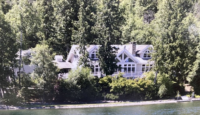 Swan Lake House - 6 Bed 6.5 Bath - Sleeps 12 - 200 ft ON WATER Heated Driveway