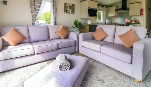 SWAN LODGE, family friendly, with hot tub in Coalville