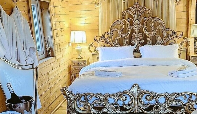 Swan Lodge With Hot Tub, Sauna and Treatments