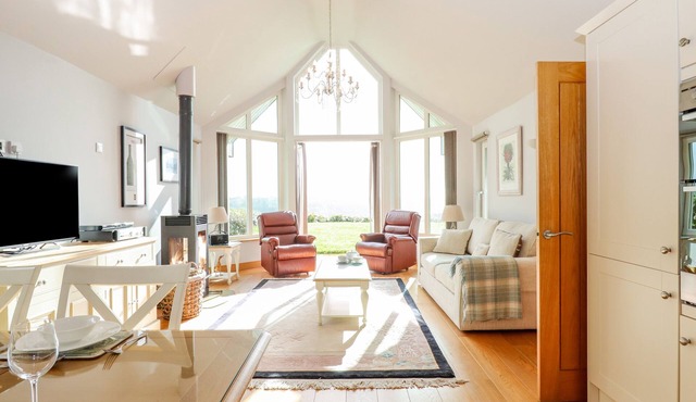 SWANDOWN, 11 THE CYGNET, with pool in Cricket St. Thomas