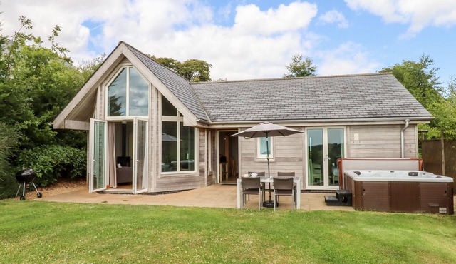 SWANDOWN, 9 KITTWHISTLE, pet friendly in Cricket St. Thomas