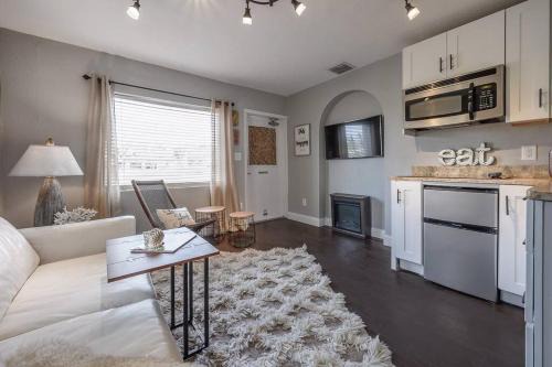 Swank Pad off River with free WiFi & parking-324