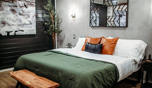 Swanky Bungalow. King Bed. Sleeps 3. Centrally located.