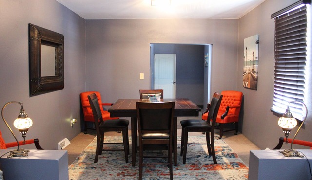 Swanky fun city apartment close to Fast Eddie’s! Minutes from downtown Alton.