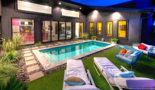 Swanky Lux Home! Private Pool! 11 Beds