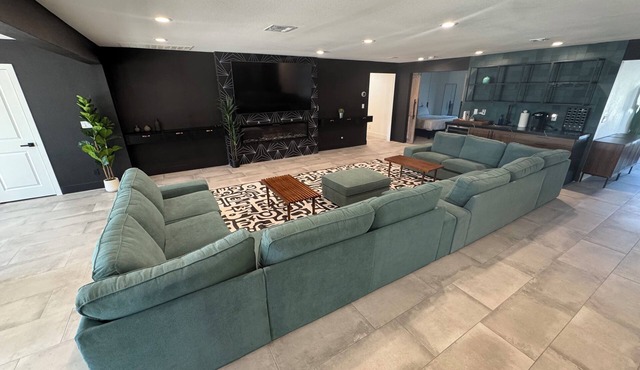 Swanky Villa Luxury 8BR 12 Kings Pool & Spa