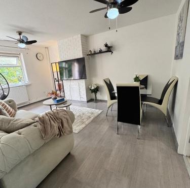 Swanky3Bed HomeModern Kitchen