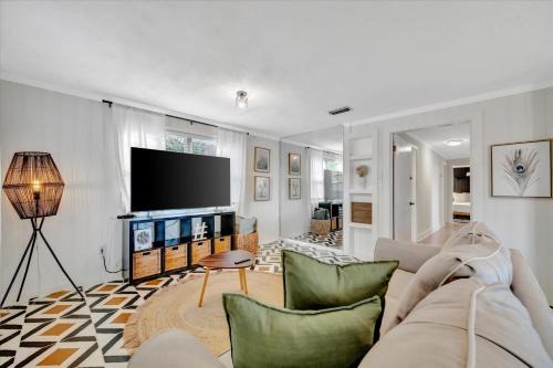 Swann Ave House 4B 3B Sleeps 10 Near Hyde Park