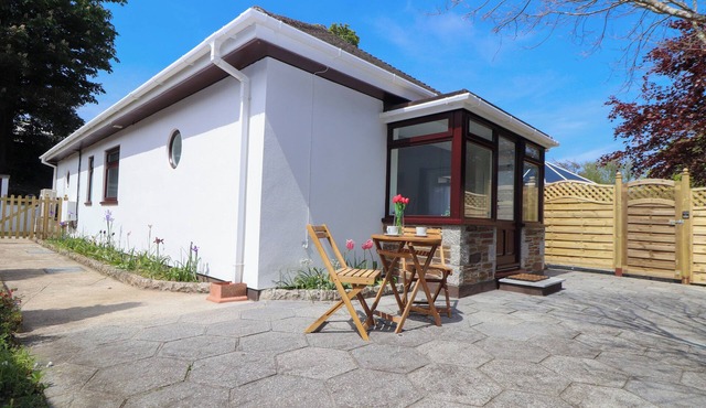 SWANS NEST, pet friendly, country holiday cottage in Falmouth