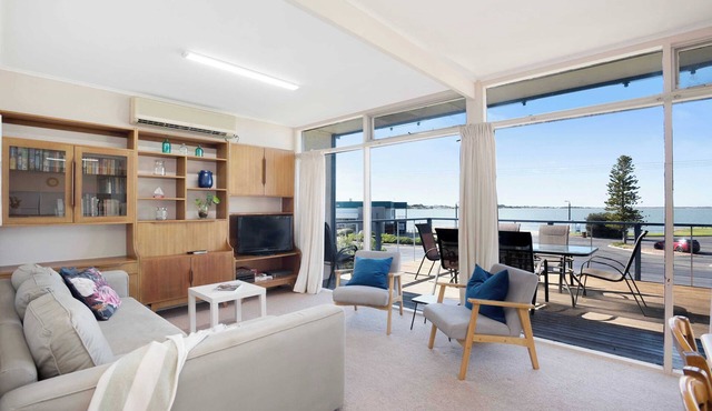 Swans Shorehouse, Retro 60's Shack by the River