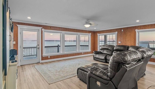 Swansboro's "Seaside Bliss" Apartment! ★Epic Sunsets★Walk Everywhere! ★Dock