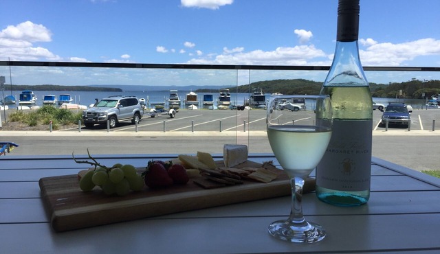 Swansea Lakeside Sunsets are two villas, on the shores of Lake Macquarie