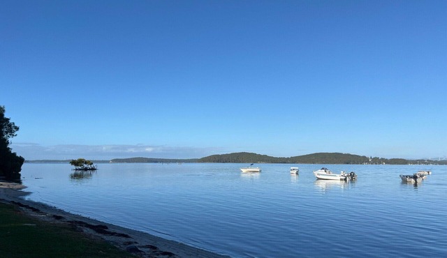 Swansea Sands- Modern Family home close to the lake