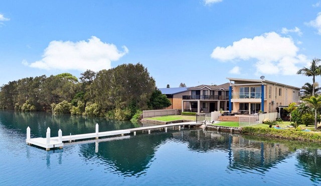 Swansea Waterfront Retreat with private jetty and stunning views