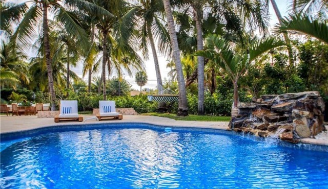SWAYING PALM BEACH HOUSE Walk to Beach , Marina, Port, las Olas