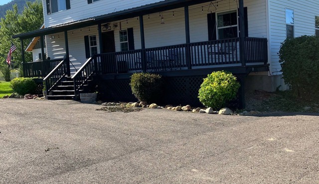 Sweeney Creek Farmhouse Lodge