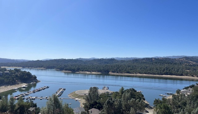 Sweeping Lake View, newly remodeled home and pet friendly!