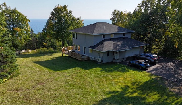 Sweeping lake views-5 min drive to Gooseberry-10 min to Two Harbors-3 bedrooms