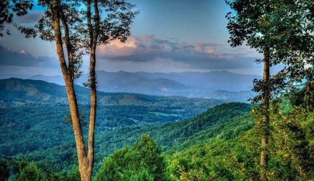 SWEEPING MOUNTAIN VIEWS-POOL TABLE & FOOSBALL-FIBER WIFI & OPEN + SCREENED DECKS